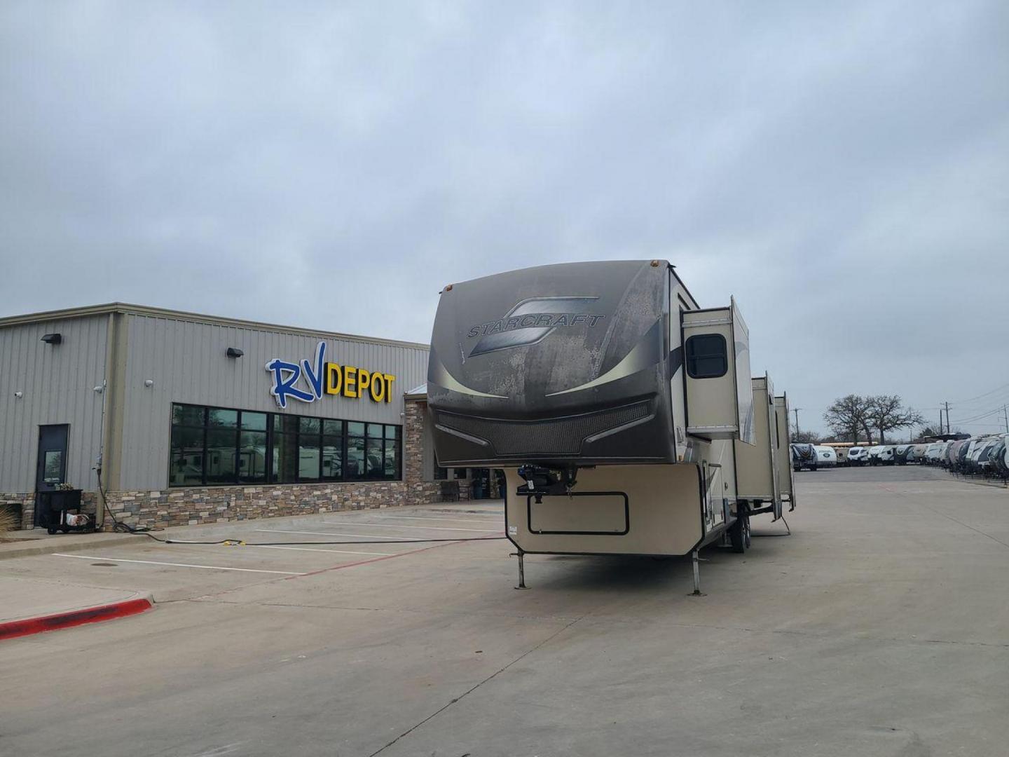 2016 STARCRAFT SOLSTICE 377RDEN (1SACS0BVXG2) , Length: 41.25 ft. GVWR: 15,500 lbs. Height: 13 ft. Slides: 5 transmission, located at 4319 N Main Street, Cleburne, TX, 76033, (817) 221-0660, 32.435829, -97.384178 - This Starcraft Solstice fifth wheel, model number 377RDEN, is perfect for people who like lots of room and all the conveniences of home. A huge kitchen with an island for extra workspace, five slide-outs, a rear entertainment area that's great for socializing with family and friends, and more! This - Photo#0